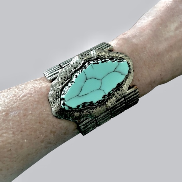 Handcrafted Vintage Turquoise Stone Medallion Silver Bracelet - Picture 9 of 10